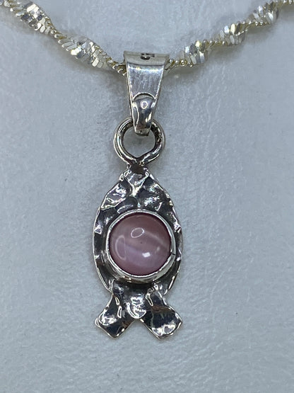 Dije de plata 925 con piedra Ojo de Gato rosa, vista frontal mostrando la chatoyancia