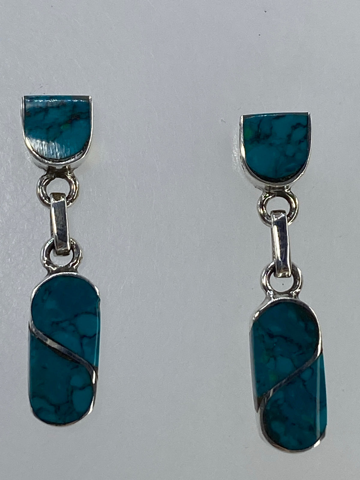 Aretes en escala con regla, vista superior mostrando las dimensiones de cada piedra.