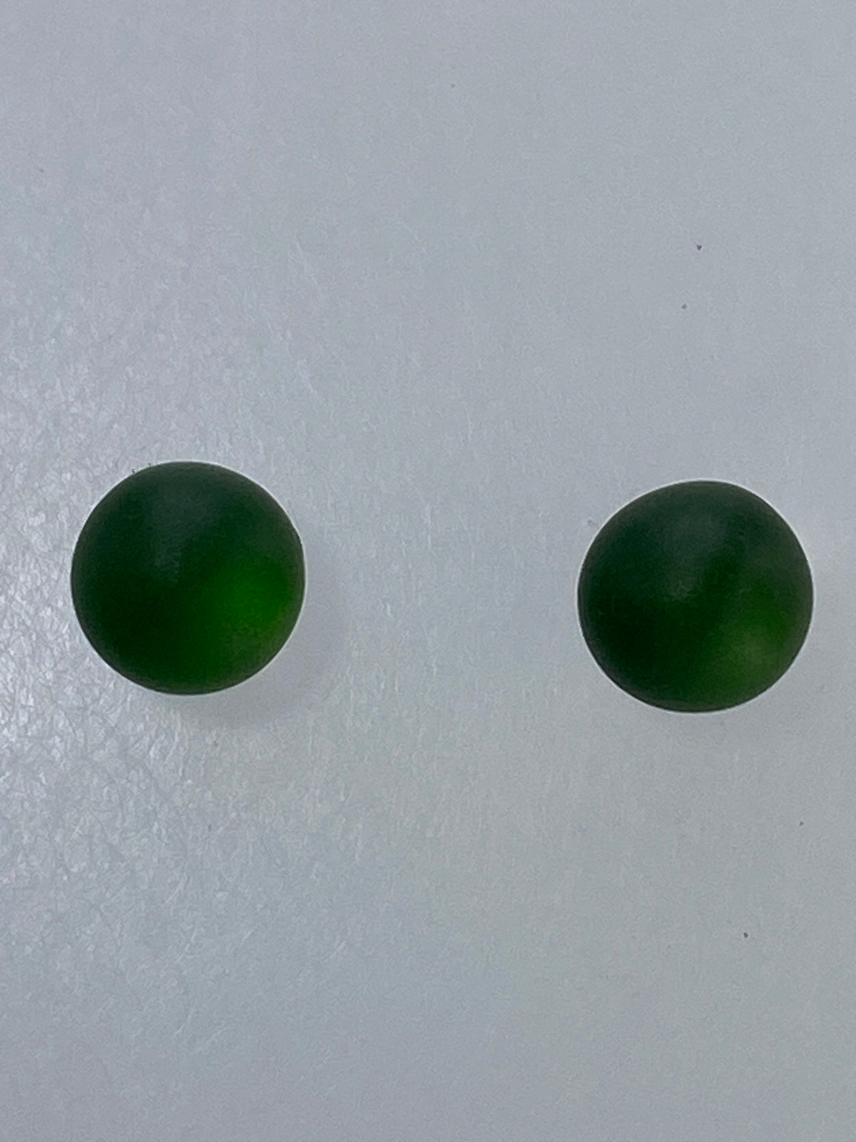 Detalle del engaste a mano de la piedra verde en plata