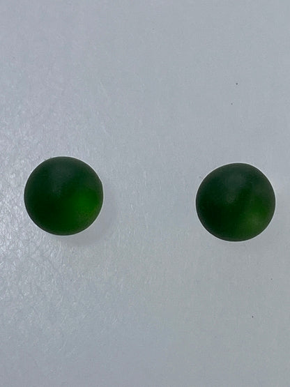 Detalle del engaste a mano de la piedra verde en plata