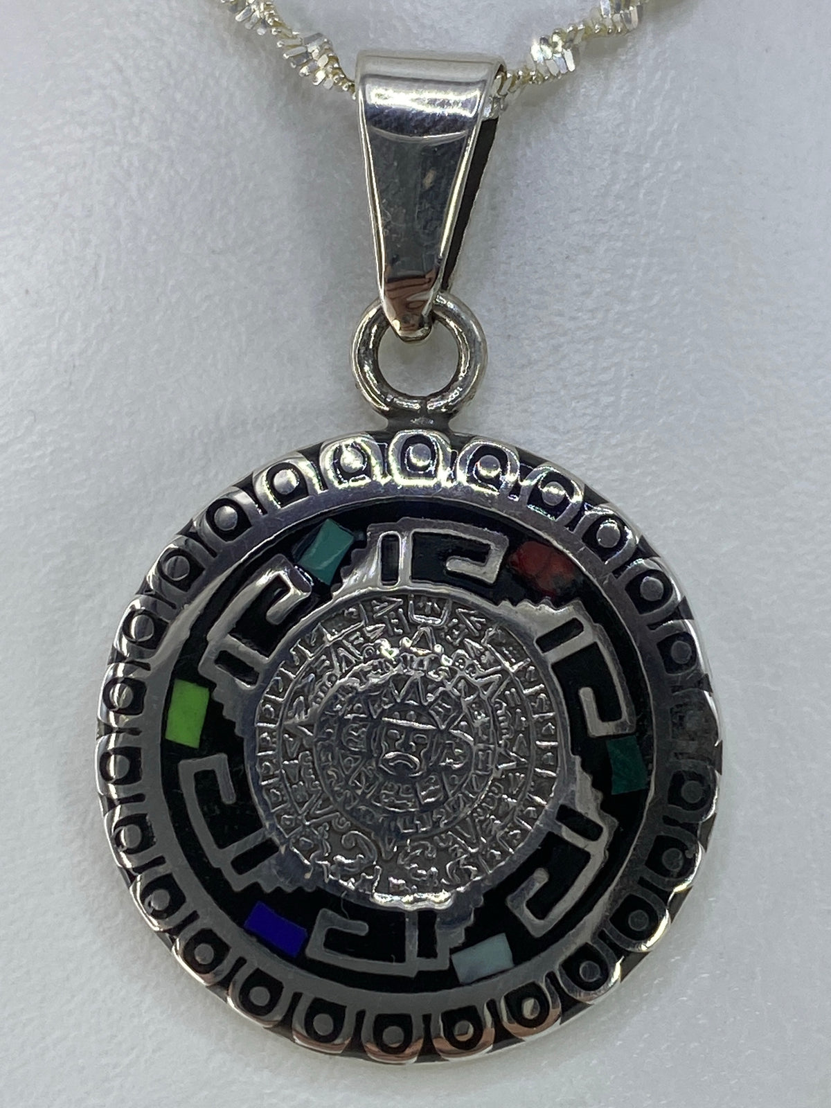 Dije de plata 925 con Calendario Azteca en relieve y piedras multicolor incrustadas