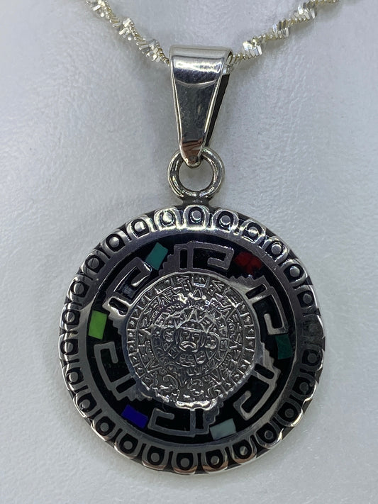 Detalle del Calendario Azteca grabado en plata con incrustación de turquesa, jade, coral y ópalo
