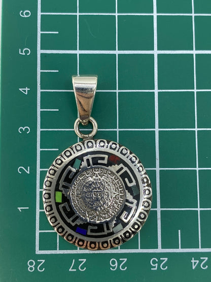 Reverso del dije con hallmark 925 y acabado pulido de Taxco