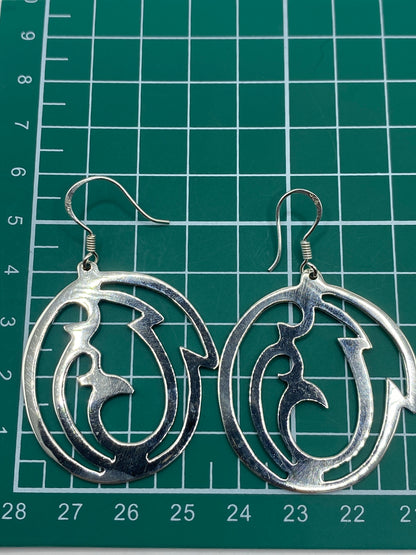 Aretes de plata en calado con acabado espejo, brillo completo del metal 925