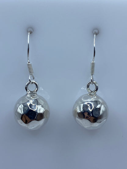 Detalle de las facetas repujadas en una esfera de plata 925