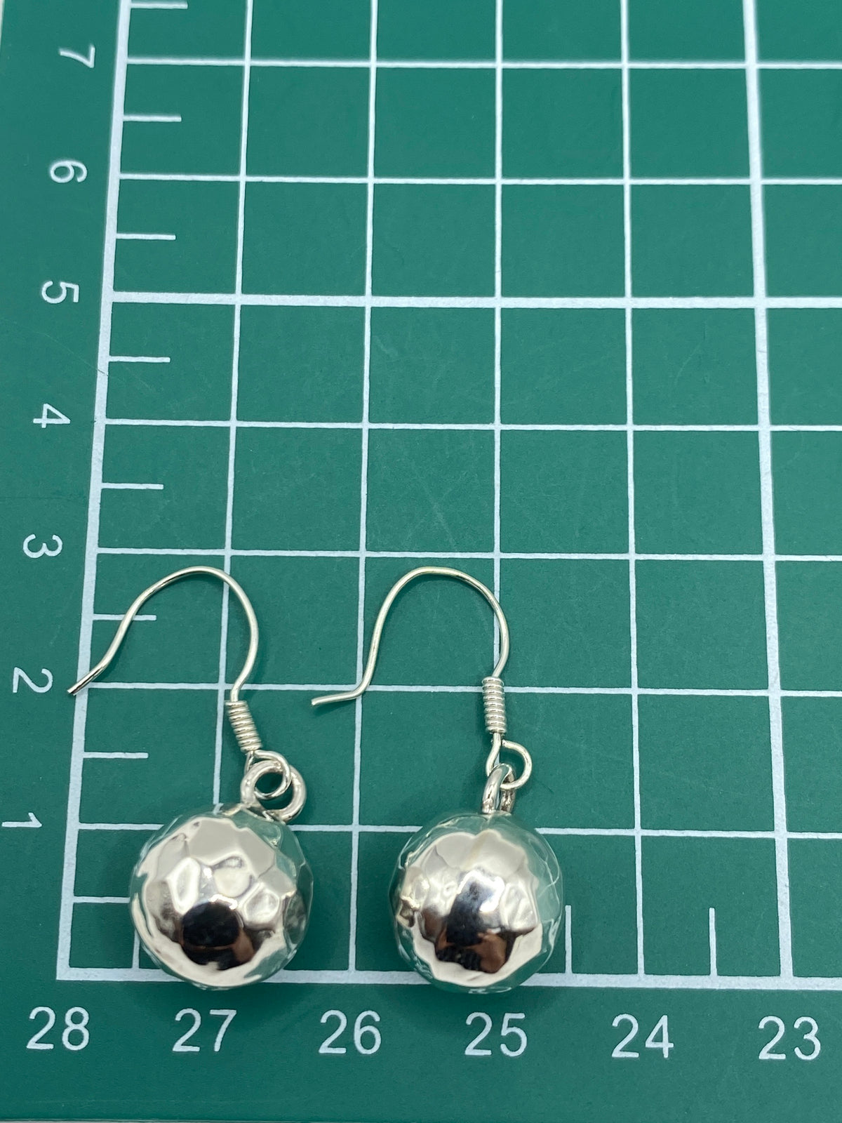 Aretes puestos, mostrando el brillo minimalista en uso cotidiano