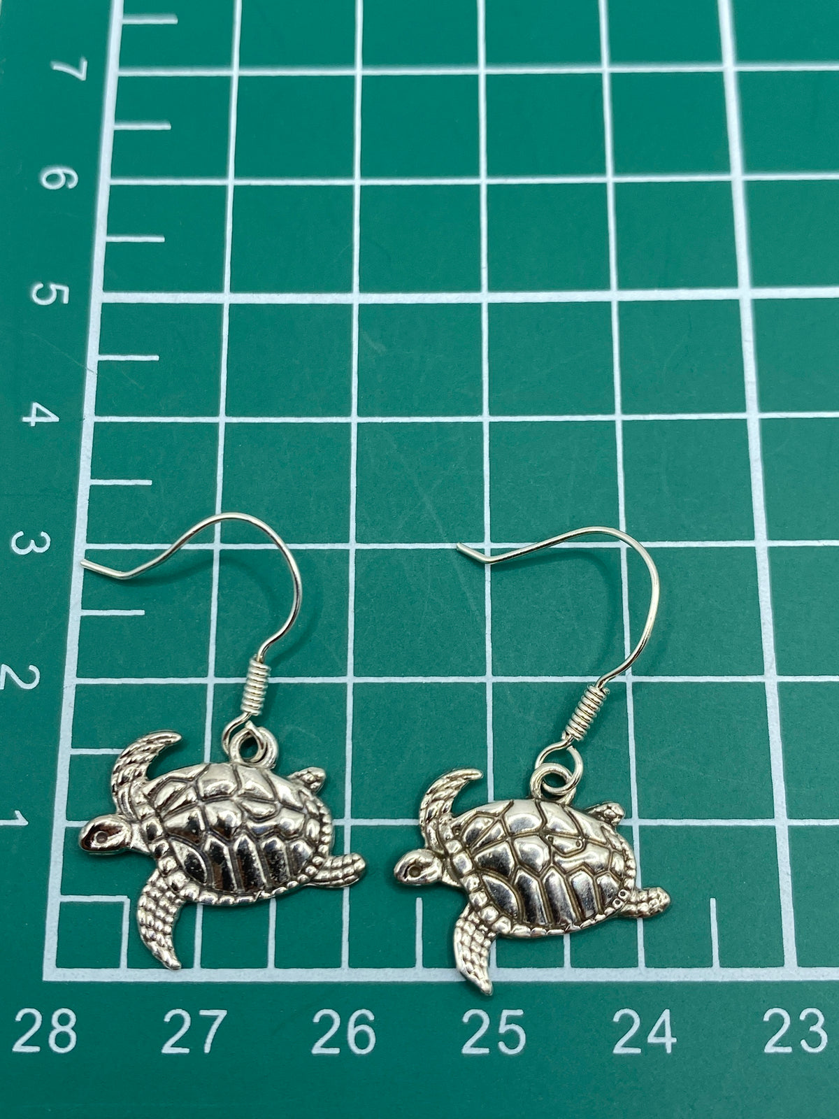 Aretes con tortuga marina en plata 925 con Quinto visible