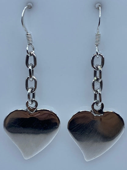 Par de aretes de plata 925 en forma de corazón, 5 cm, colgando sobre fondo gris