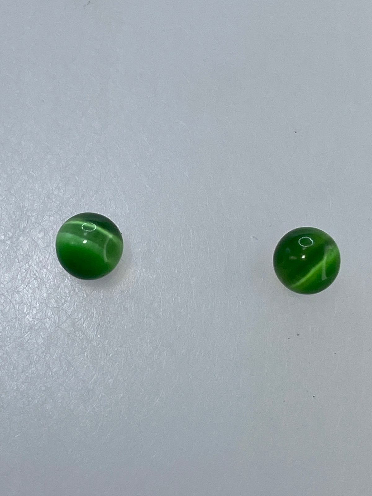 Par de aretes de plata con piedra Ojo de Gato verde, efecto chatoyante luminoso