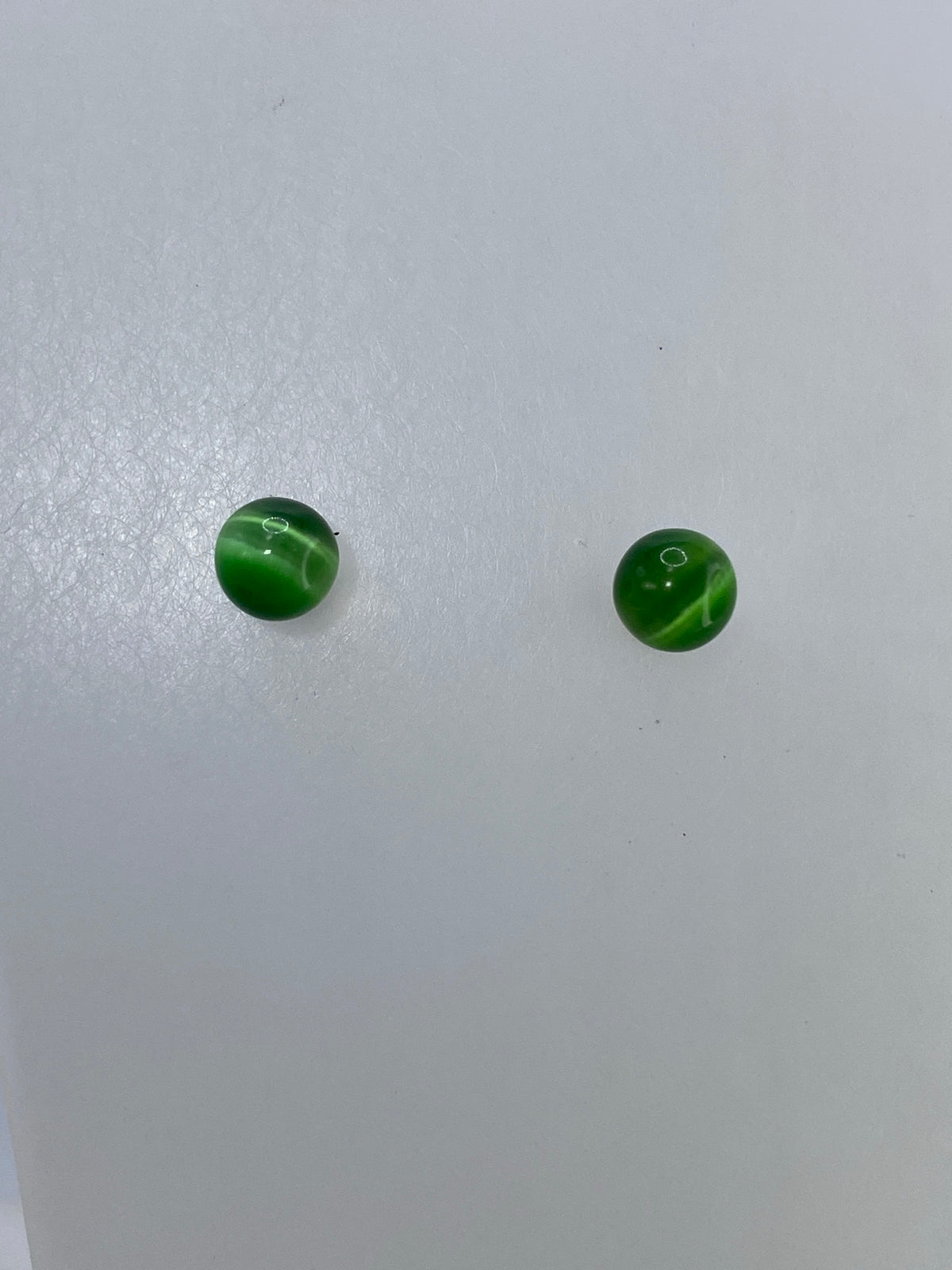 Aretes de plata 925 con engaste artesanal de Ojo de Gato verde