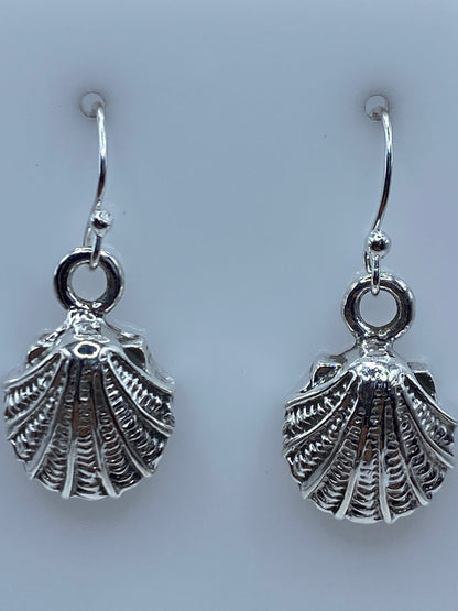 Aretes de concha marina sobre regla de medidas mostrando largo de 3.1 cm