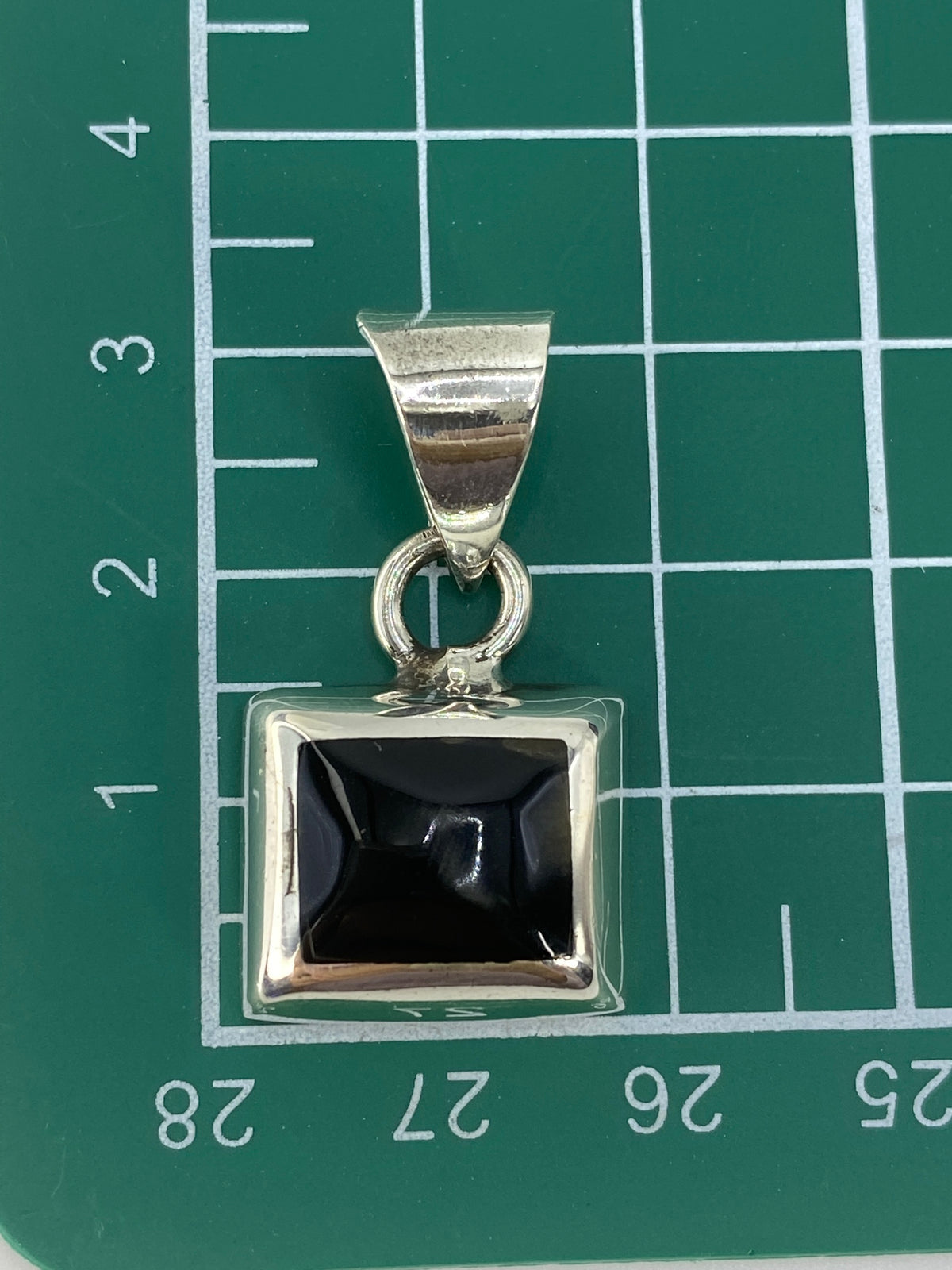 Dije de 3.1 cm junto a regla de medición