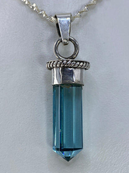 Detalle del cuarzo azul cielo brillante en engaste de plata de Taxco