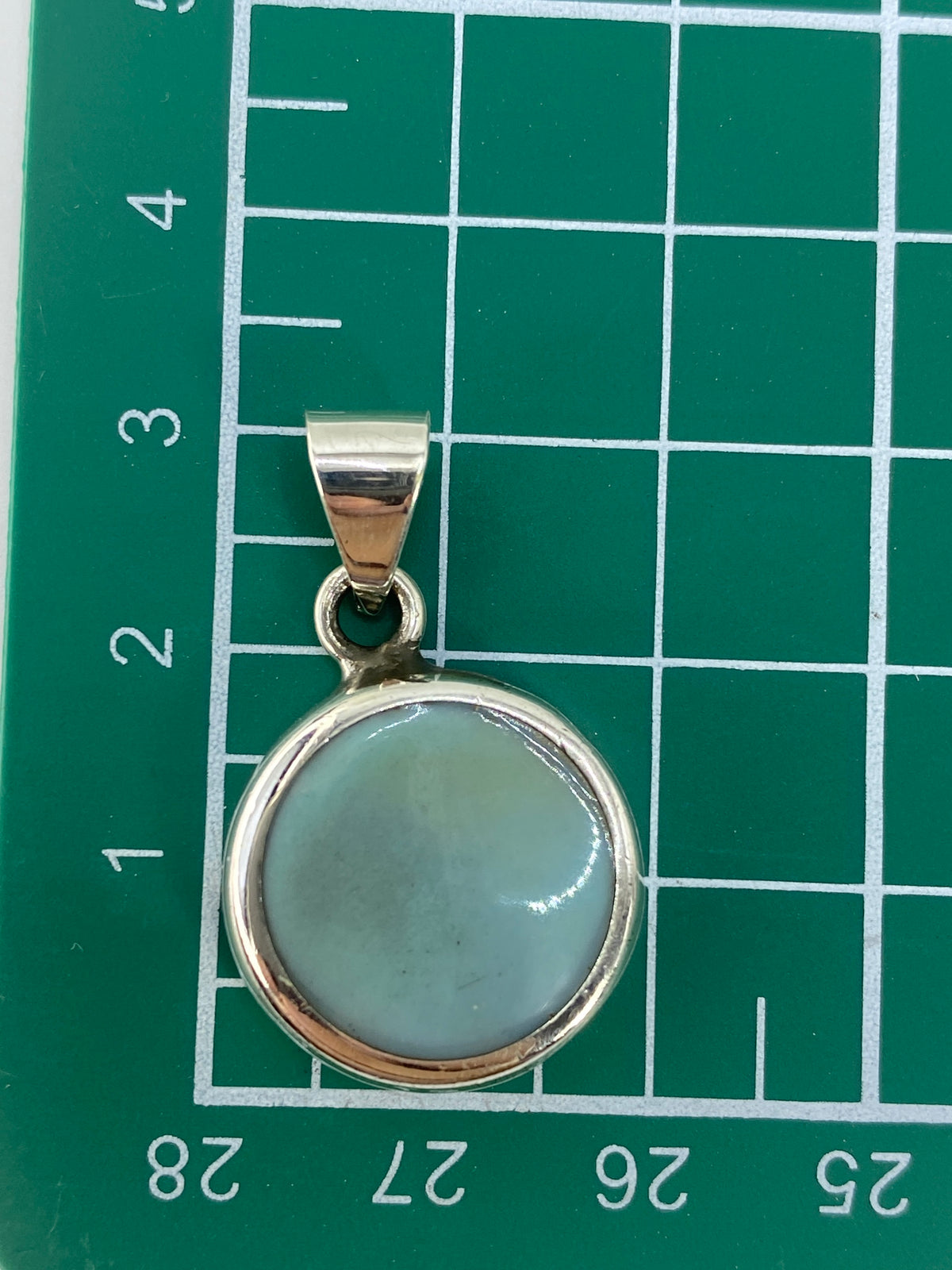 Reverso del dije mostrando el Quinto 925 grabado y la calidad del acabado