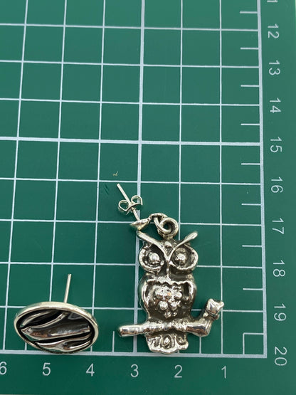 Arete búho individual mostrando la técnica de cartoneado hecha a mano