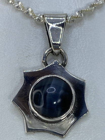 Piedra Ojo de Gato negro con reflejo luminoso visible desde arriba