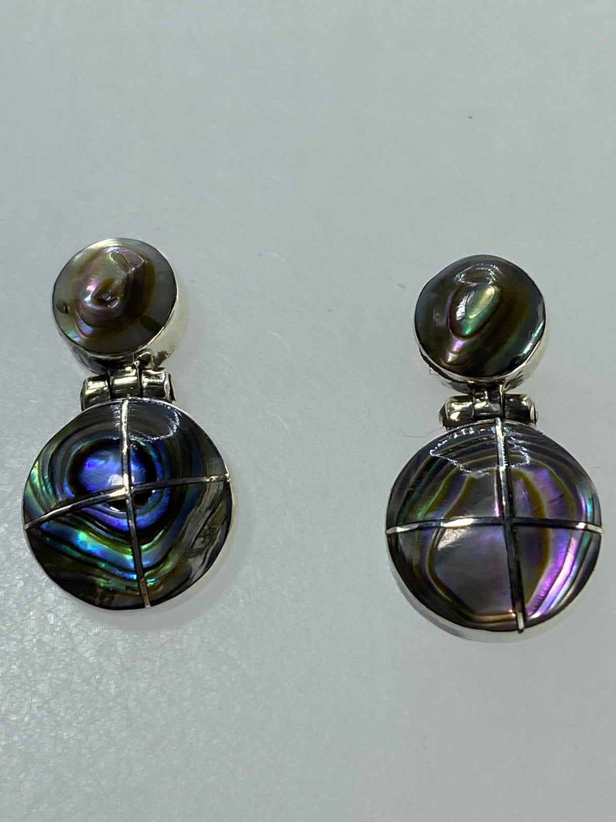 Aretes vistos de frente mostrando el color multicolor y el reflejo brillante