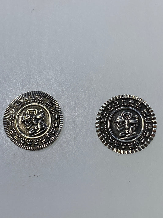 Aretes de plata cartoneado con símbolo prehispánico circular, par completo