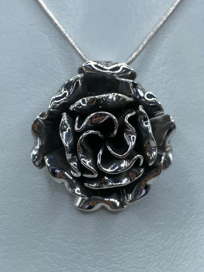 Medida del dije de 2.6 cm × 2.5 cm sobre regla centimétrica