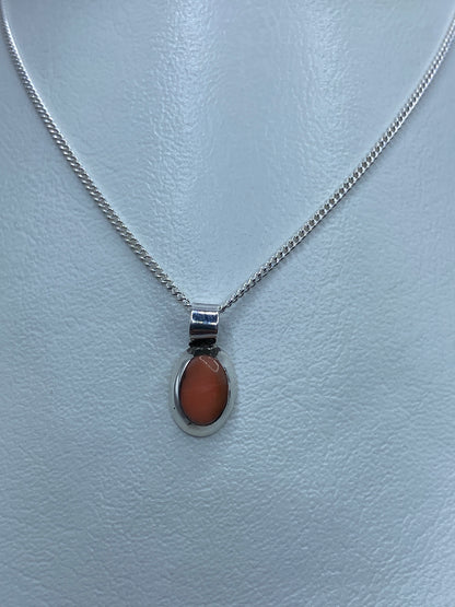 Dije de plata con coral rosa natural en cadena de plata, vista frontal