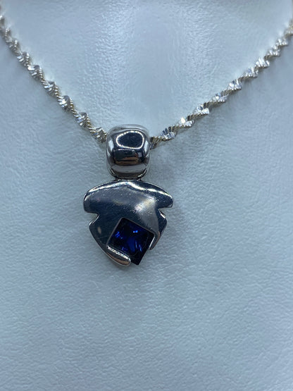 Dije de plata 925 con circonia azul brillante, colgando de cadena de plata en cuello