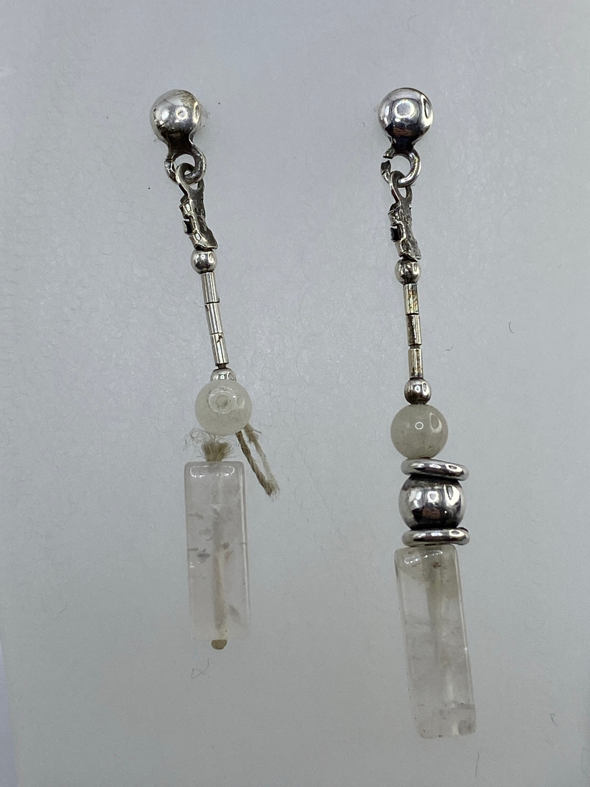 Aretes de plata 925 con cuarzo blanco engastado en estuche azul
