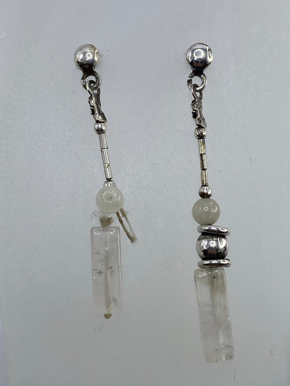Aretes de plata 925 con cuarzo blanco engastado en estuche azul