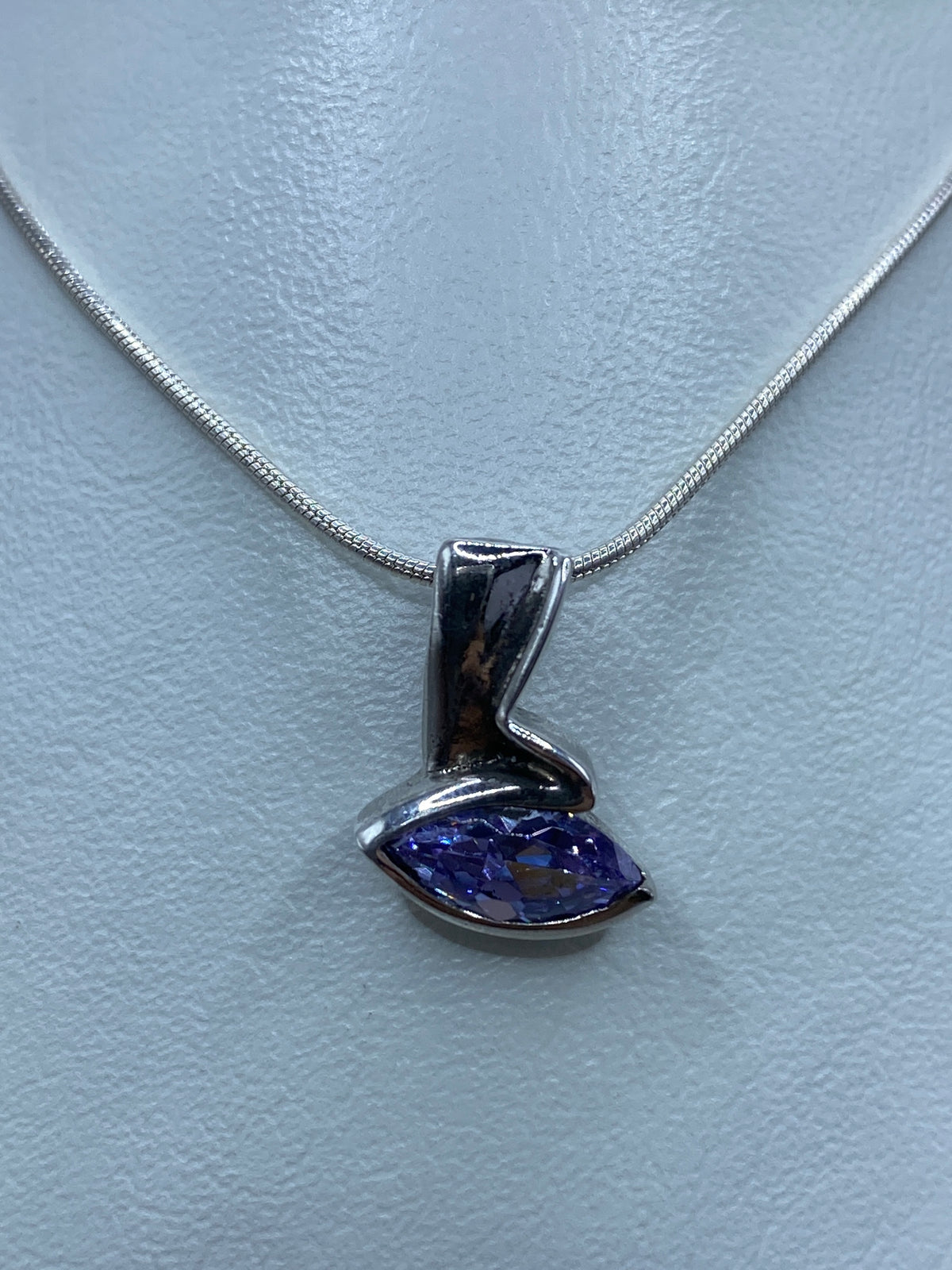 Dije de plata con circonia morada facetada en forma de gota sobre cadena de plata 925