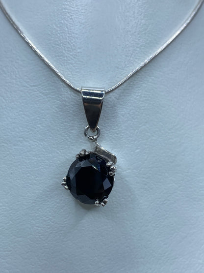 Dije de plata 925 con circonia negra facetada, colgante en cadena de eslabones