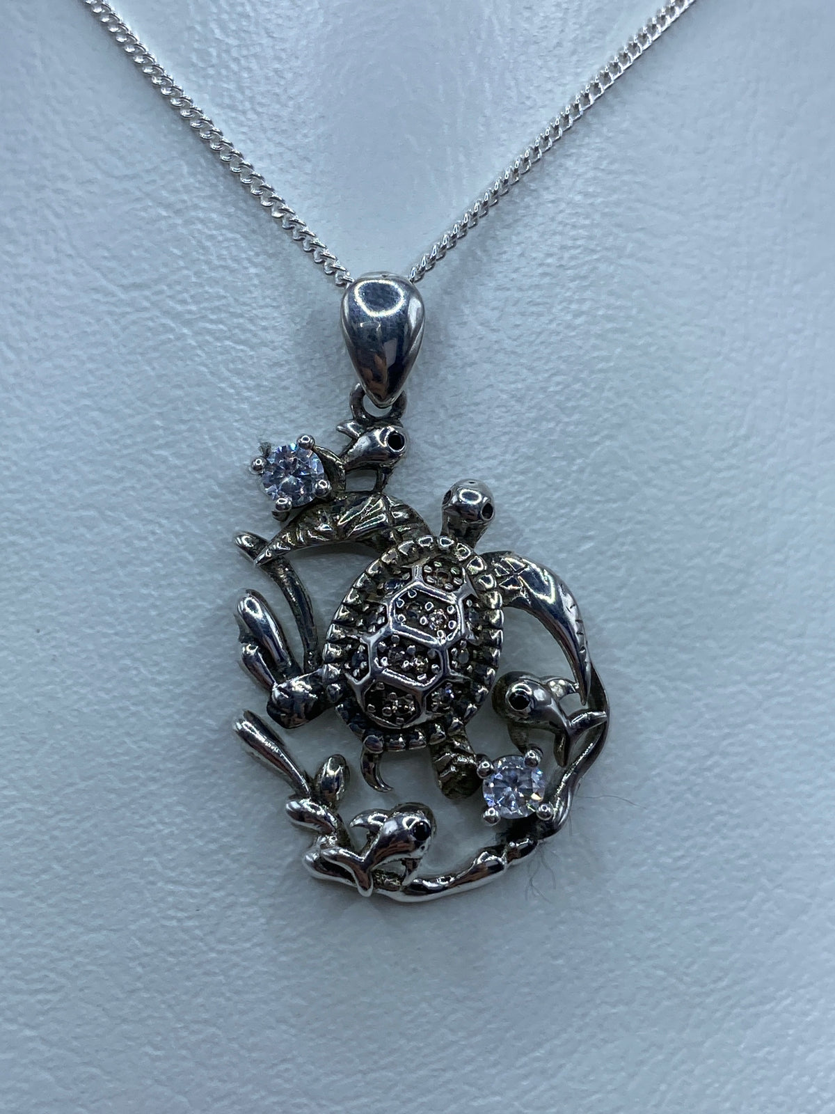 Dije de plata 925 con tortuga y peces, circonia blanca engastada, sobre cadena de eslabones