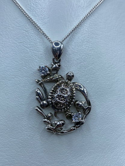 Dije de plata 925 con tortuga y peces, circonia blanca engastada, sobre cadena de eslabones