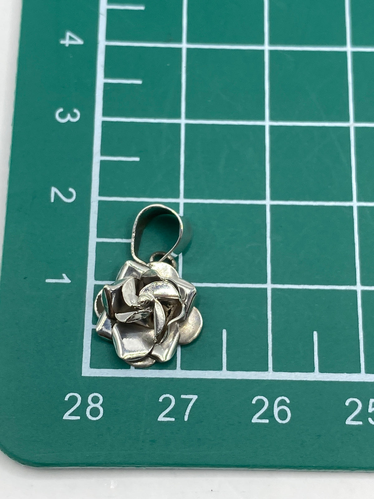 Reverso del dije floral con el Quinto 925 grabado