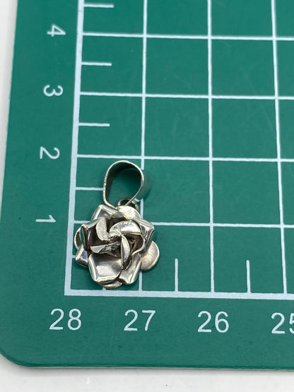 Reverso del dije floral con el Quinto 925 grabado