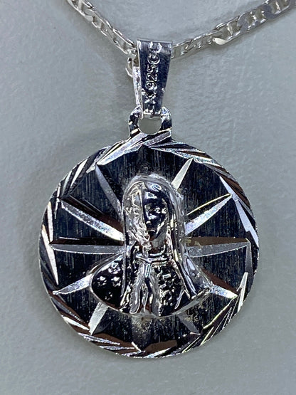 Dije de plata con Virgen María repujada y rayos radiales de luz