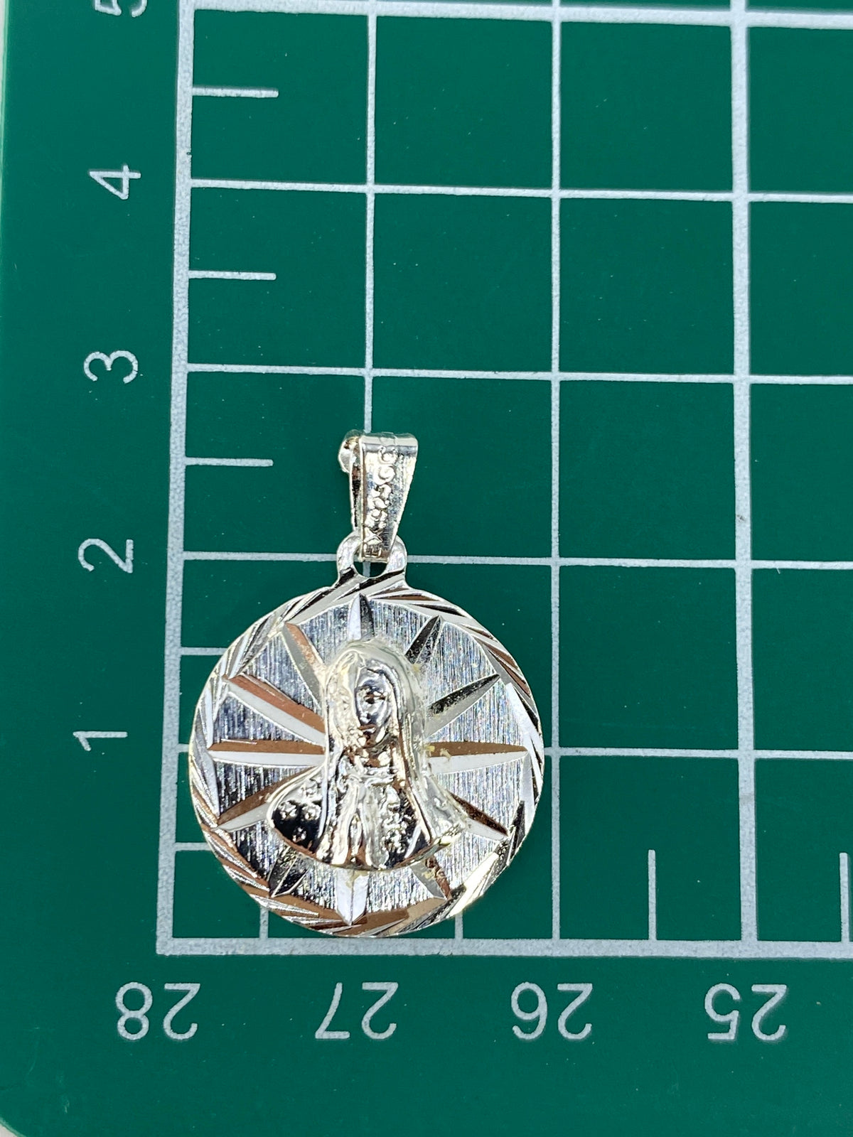 Reverso del dije mostrando el Quinto 925 de autenticidad