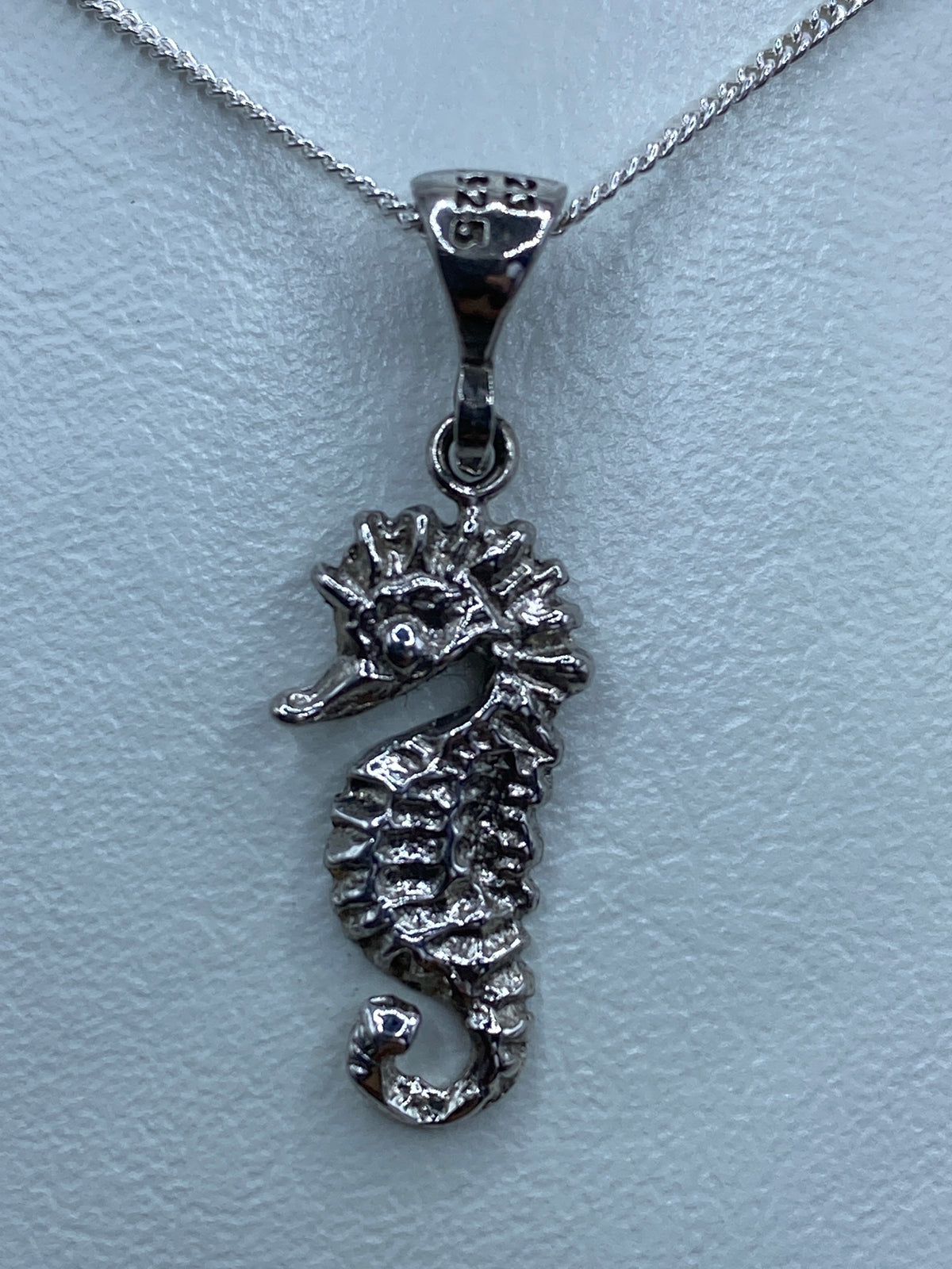 Dije del caballito de mar sobre patrón de medida, 3 cm de largo