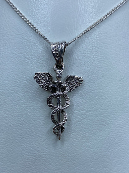 Dije caduceo de plata 925 en cadena curb, vista frontal