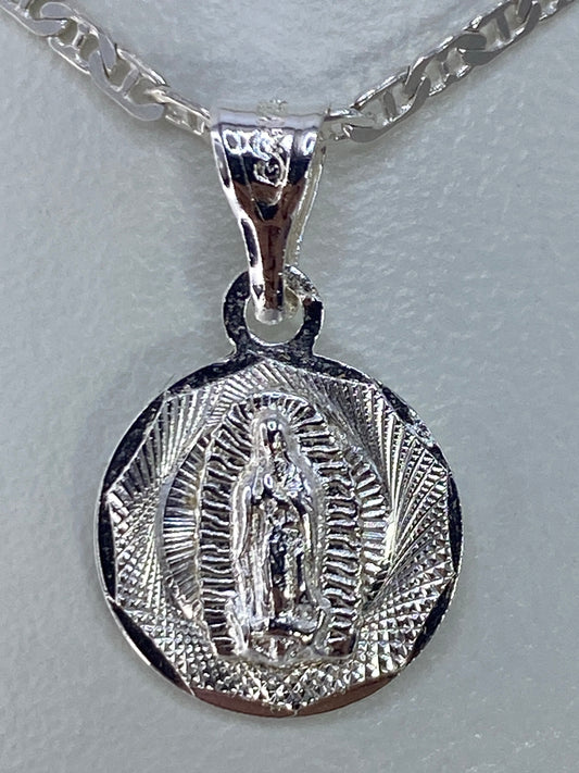 Dije Virgen de Guadalupe en plata 925 repujada, vista frontal con rayos de luz