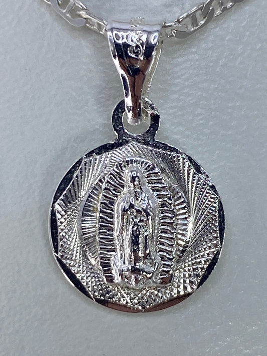 Detalle del repujado de la Guadalupana con el halo de rayos concéntricos