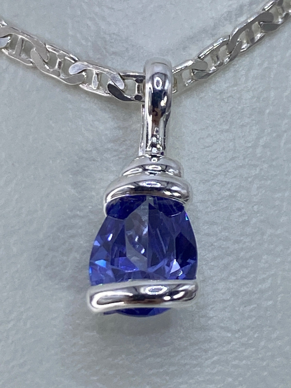 Detalle del dije mostrando la circonia azul facetada