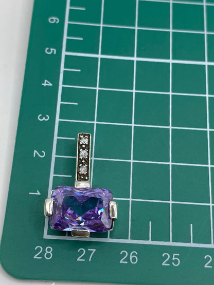 Dije sobre regla mostrando su tamaño de 2.4 cm de largo