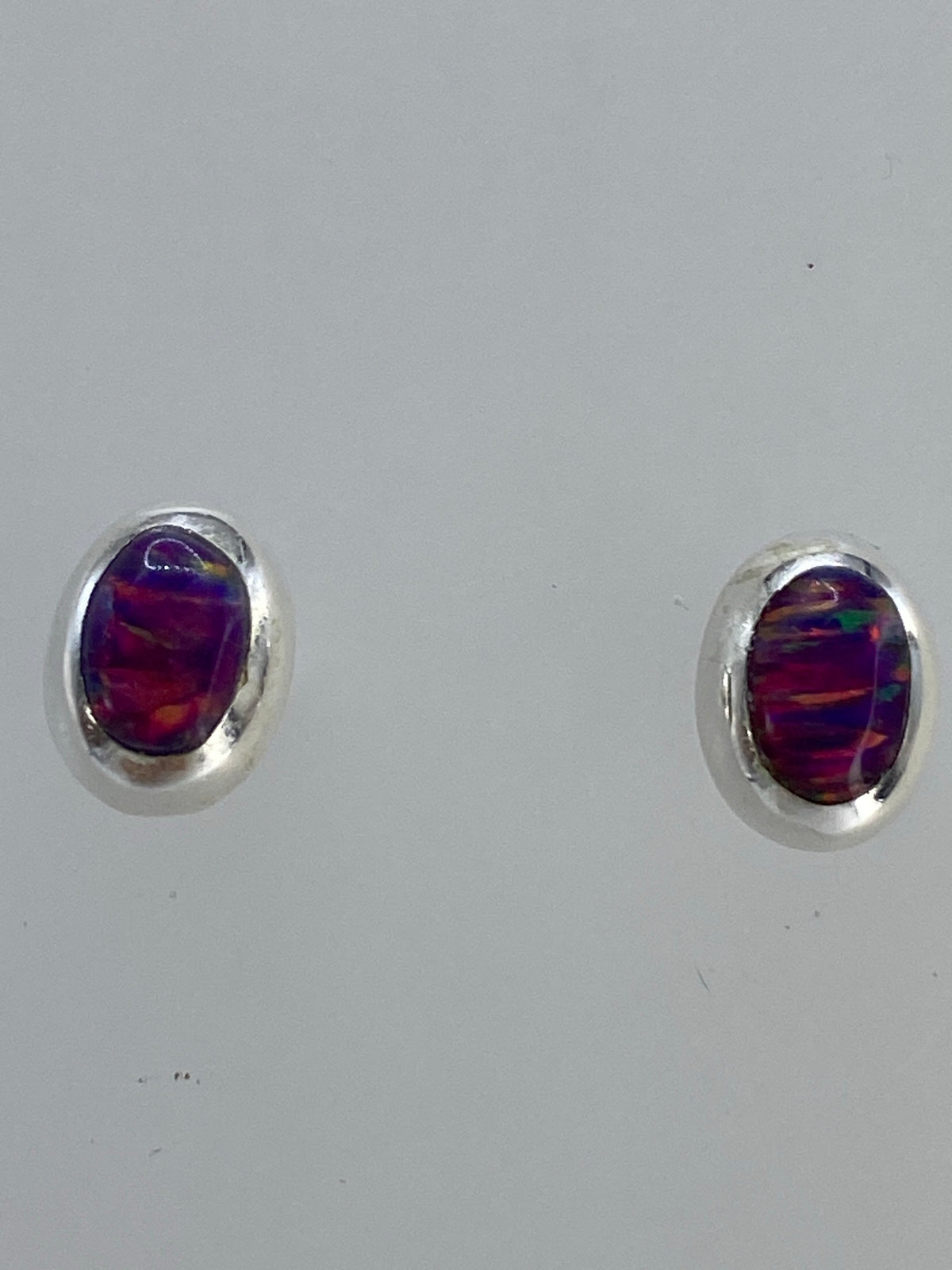 Detalle del engaste manual en plata 925 del ópalo de fuego