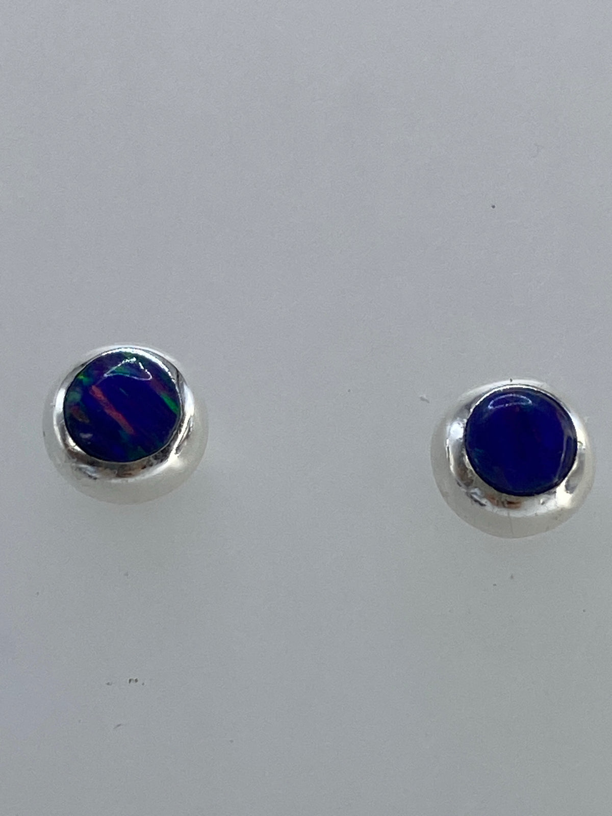 Detalle del ópalo de fuego azul con sus tonalidades y brillo natural