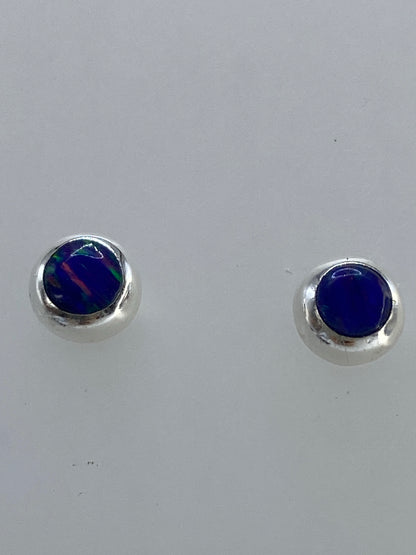 Detalle del ópalo de fuego azul con sus tonalidades y brillo natural