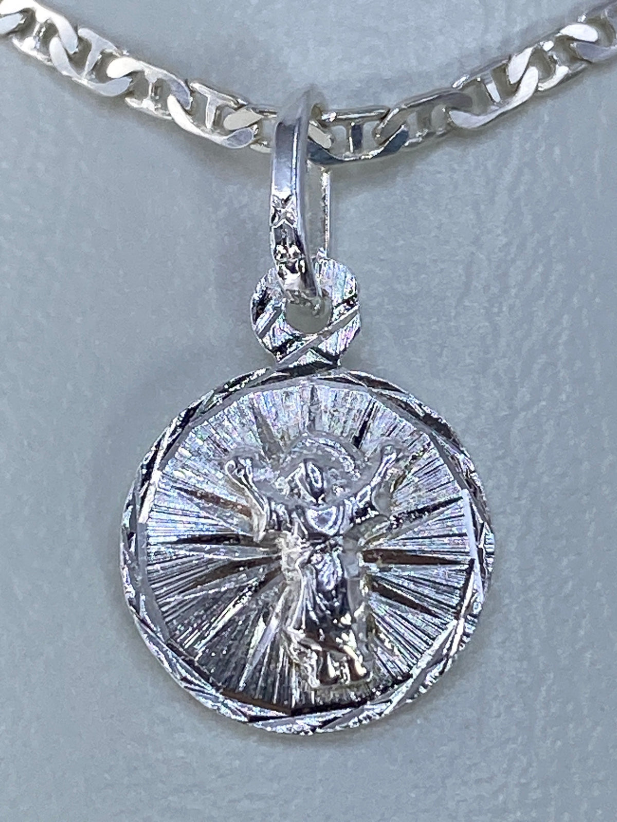 Dije cruz de plata 925 repujada a mano, 2 cm de largo, visto de frente