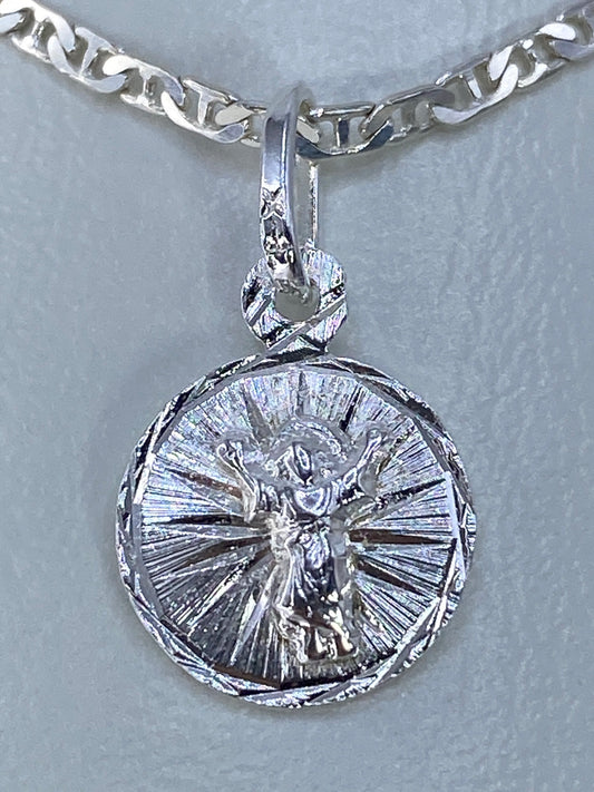 Dije cruz de plata 925 repujada a mano, 2 cm de largo, visto de frente