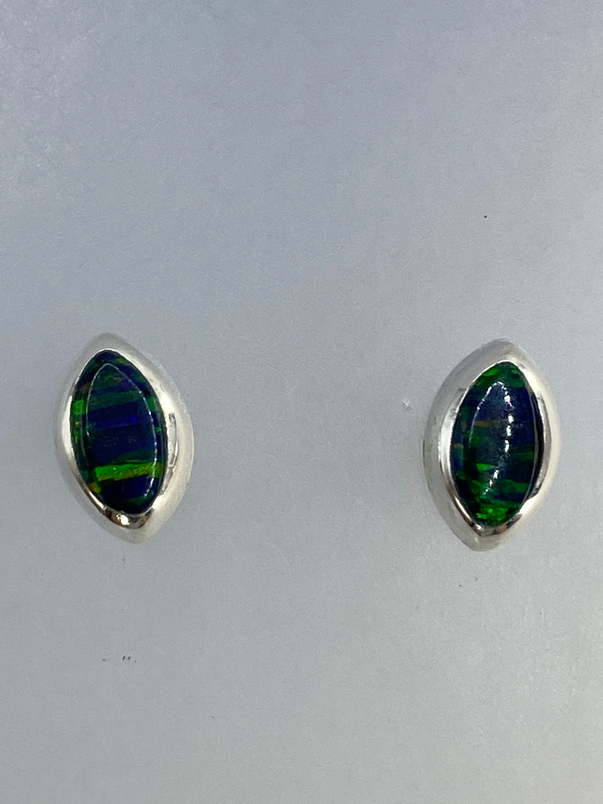 Par de aretes de plata con ópalo de fuego verde engastado