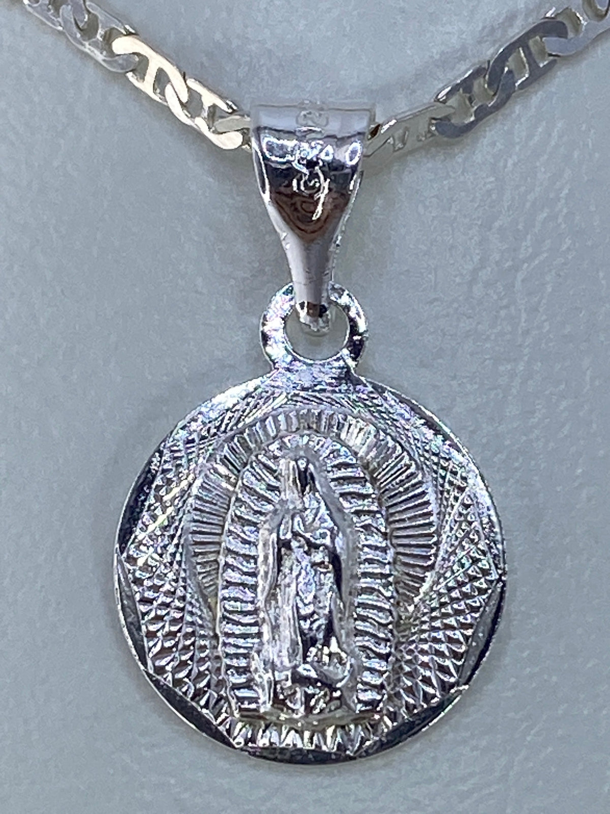 Dije de plata 925 con Virgen de Guadalupe en relieve repujado, tamaño 2.4 cm
