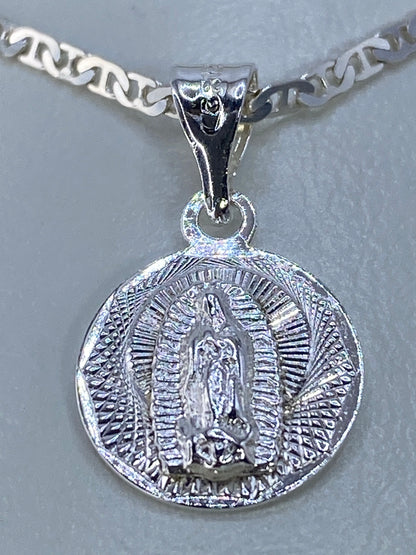 Detalle del repujado de la Virgen de Guadalupe con mandorla radiante en plata