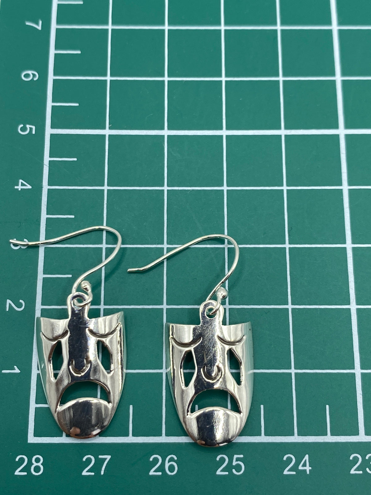 Aretes sobre medidor mostrando 3.1 cm de largo y Quinto 925